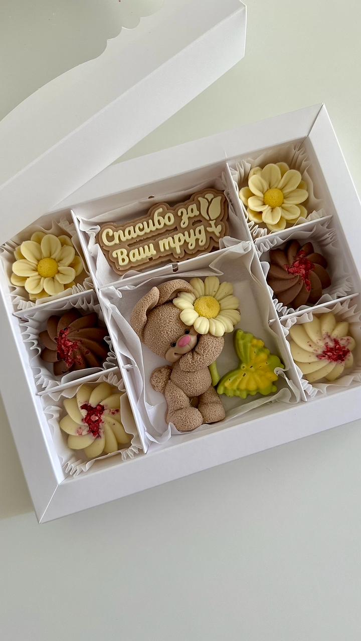 Коробка на 12 ячеек с зайчиком