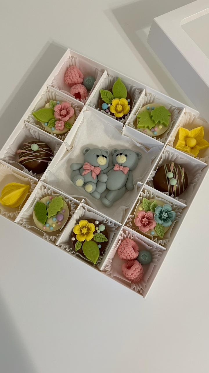 Коробка конфет на 16 ячеек. с мишкой