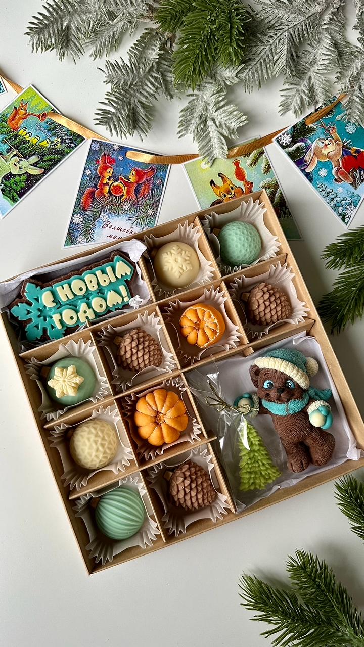 Коробка на 16 конфет с мишкой Новый год