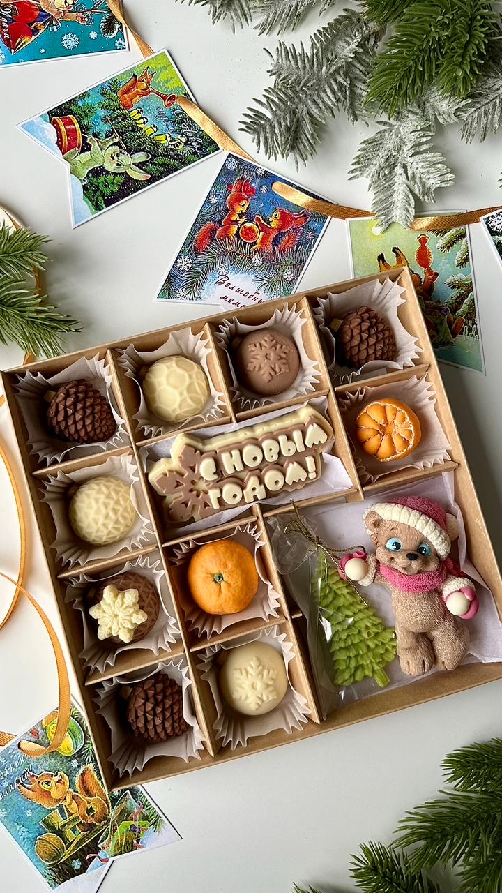 Коробка на 16 конфет с мишкой Новый год
