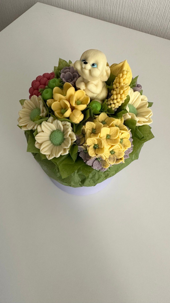 Композиция в шляпкной коробке с зайцем