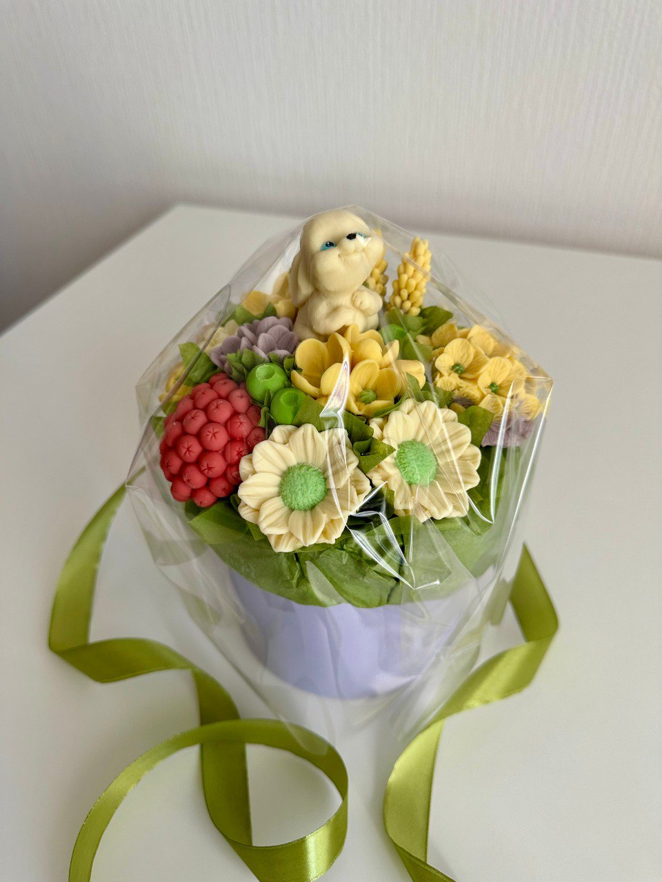 Композиция в шляпкной коробке с зайцем