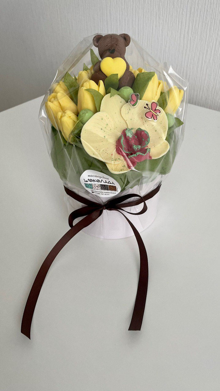 Тюльпаны с мишкой в шляпной коробке