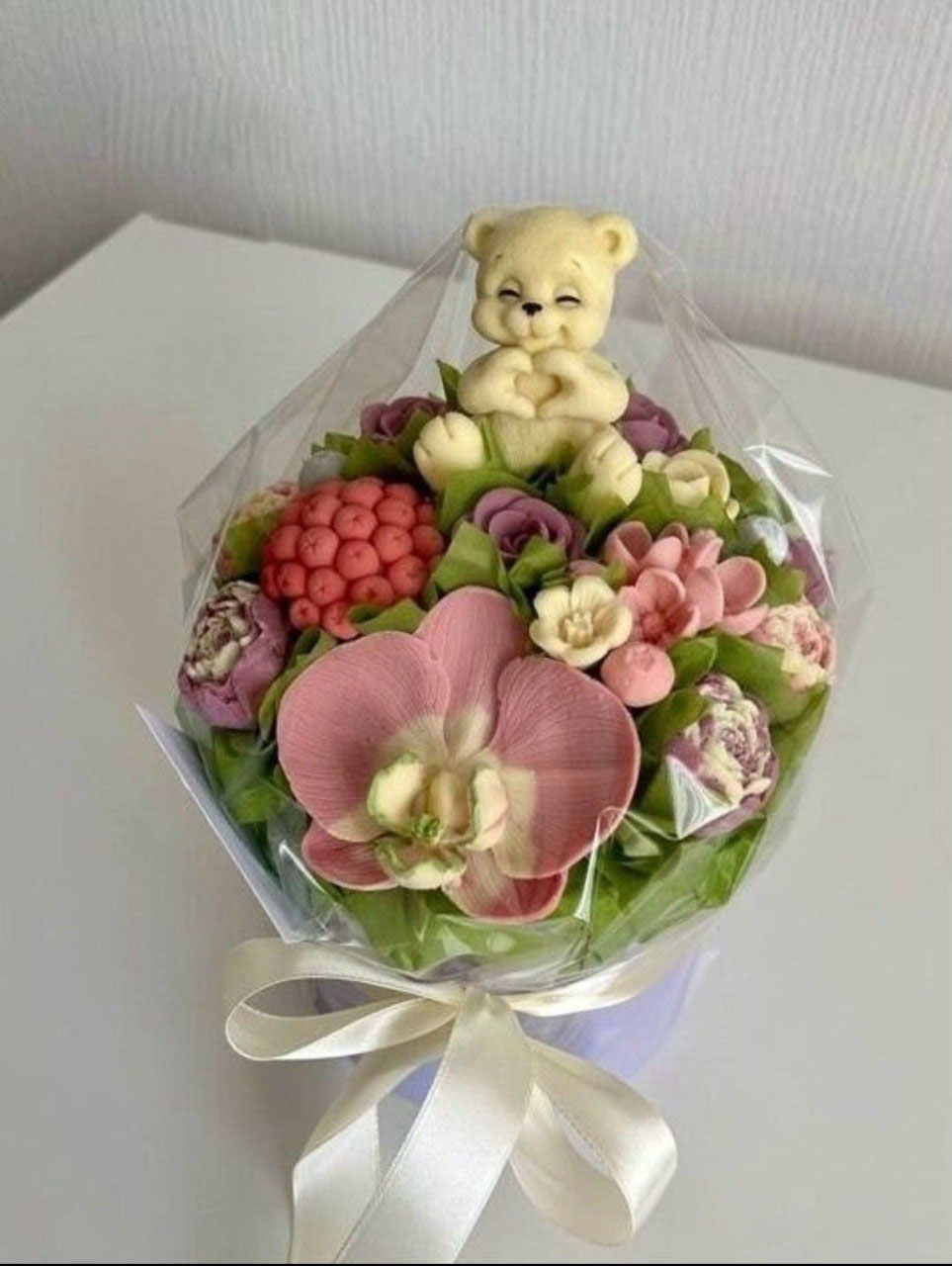 Композиция в шляпкной коробке с мишкой