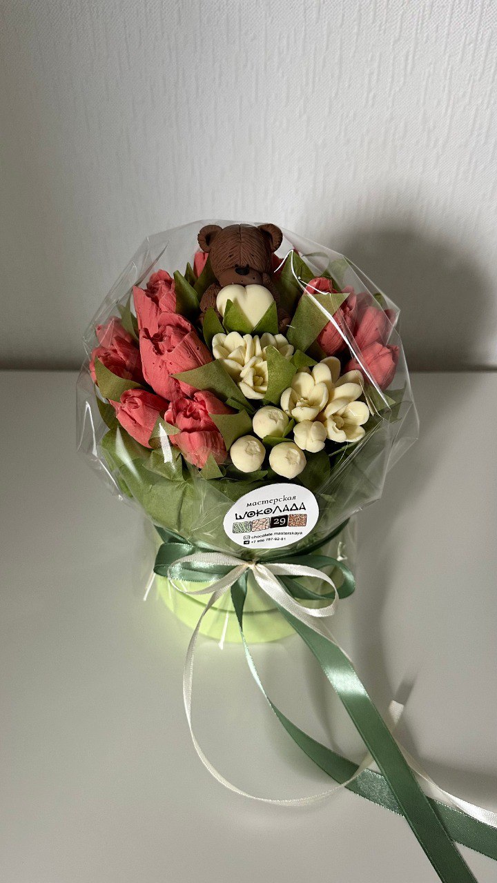 Тюльпаны с мишкой в шляпной коробке