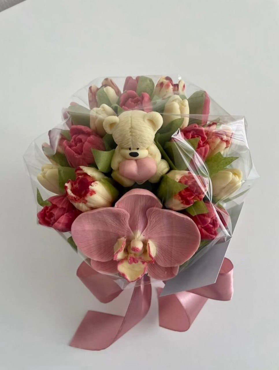 Тюльпаны в шляпной коробке с архидеей