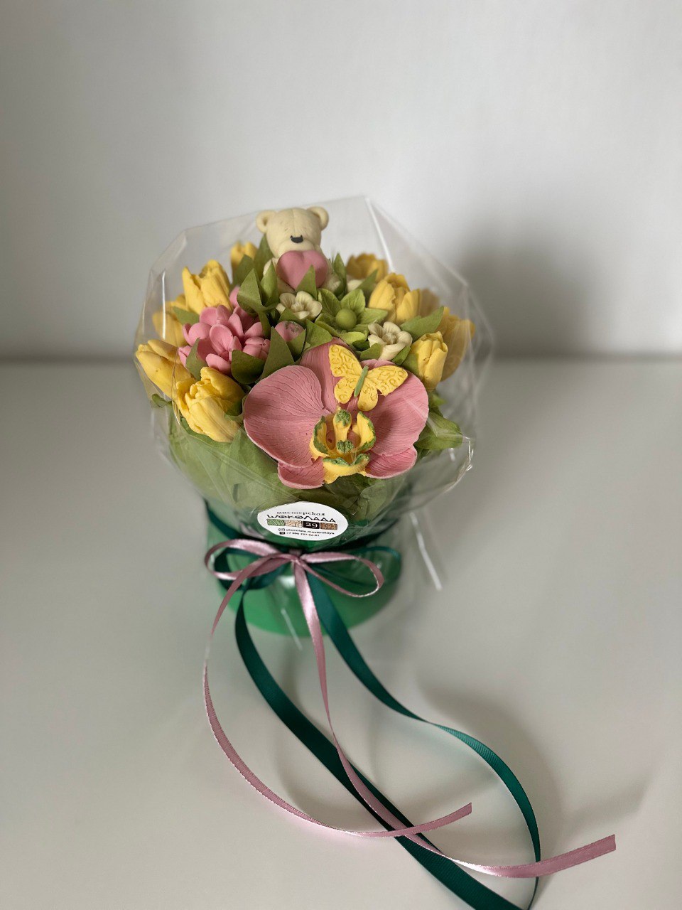 Тюльпаны в шляпной коробке с архидеей