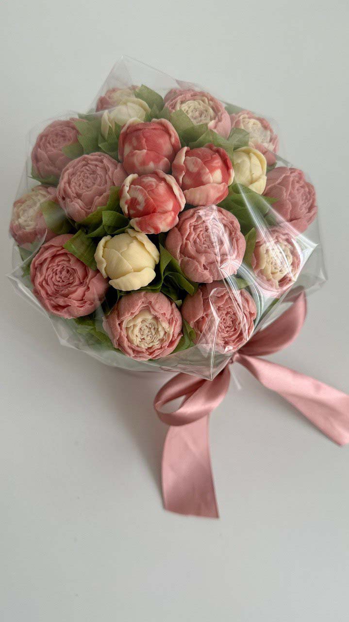 Пионы в шляпной коробке