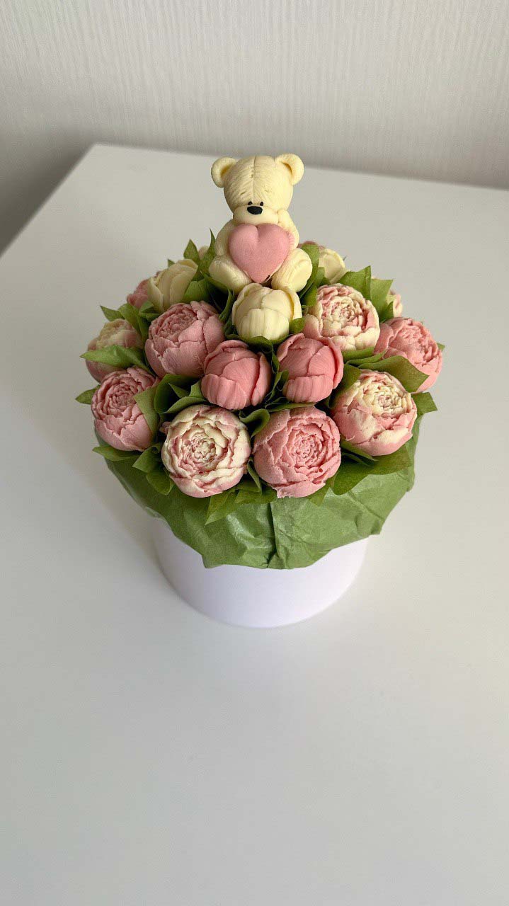 Пионы в шляпной коробке с мишкой