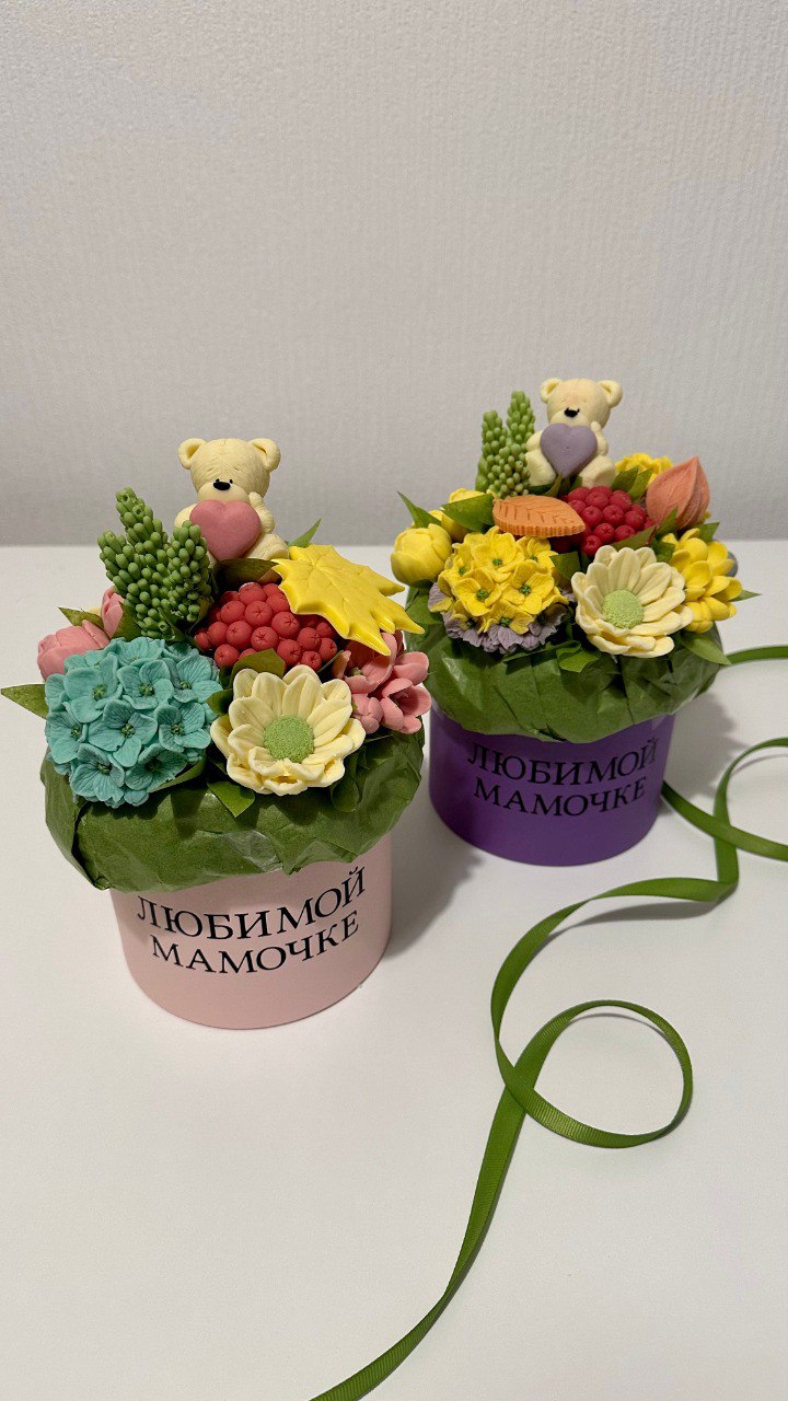 Букет в шляпной коробке с мишкой