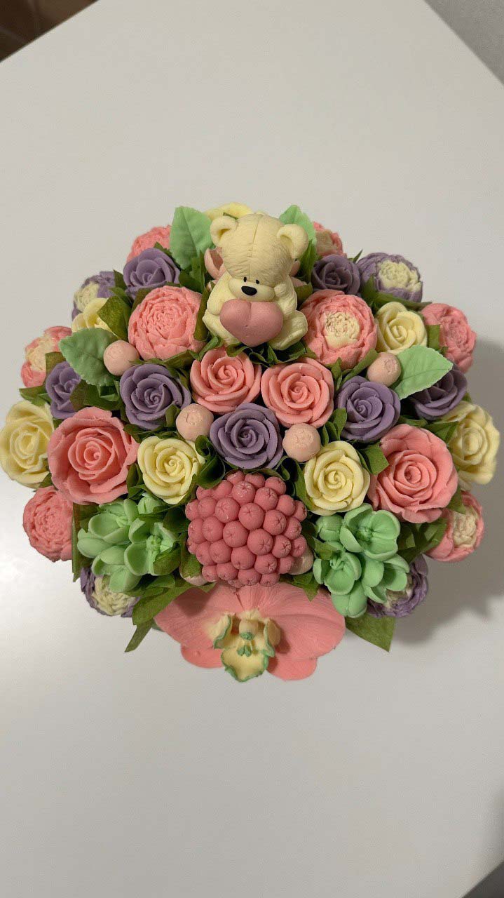 Букет из разных цветов в шляпной коробке