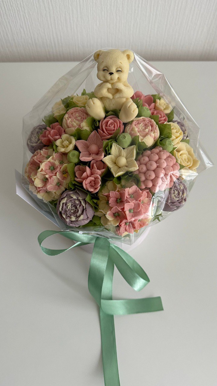 Смешанный букет в шляпной коробке