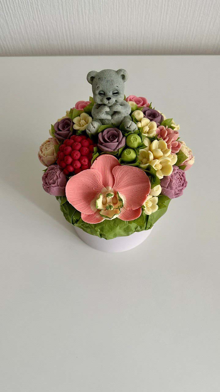 Смешанный букет в шляпной коробке с мишкой