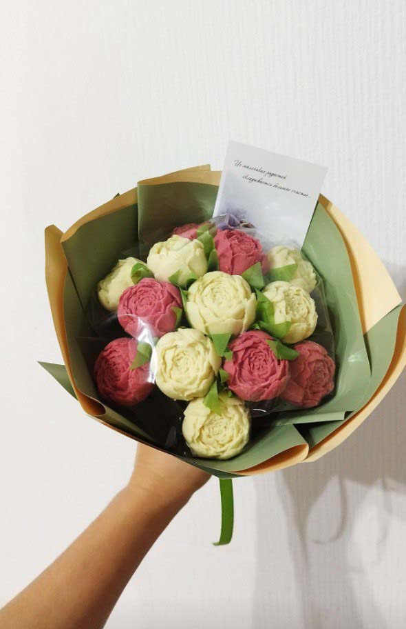 Шоколадные пионы в букете 13 шт.