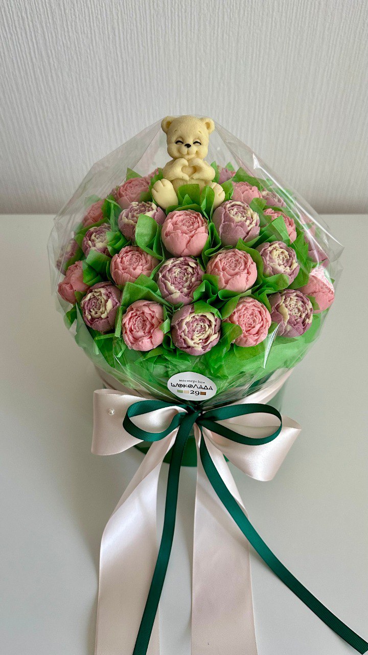 Шоколадные пионы в шляпной коробке 35 шт. с мишкой