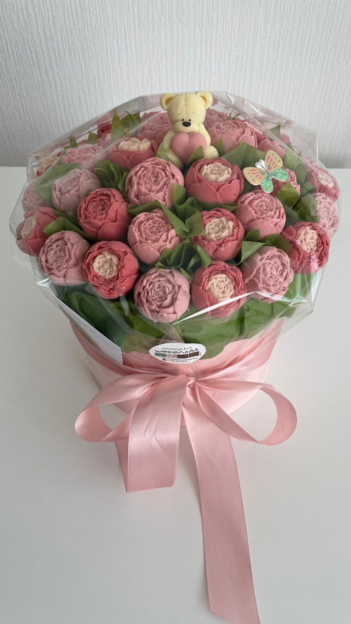 Шоколадные пионы в шляпной коробке 41 шт. с мишкой