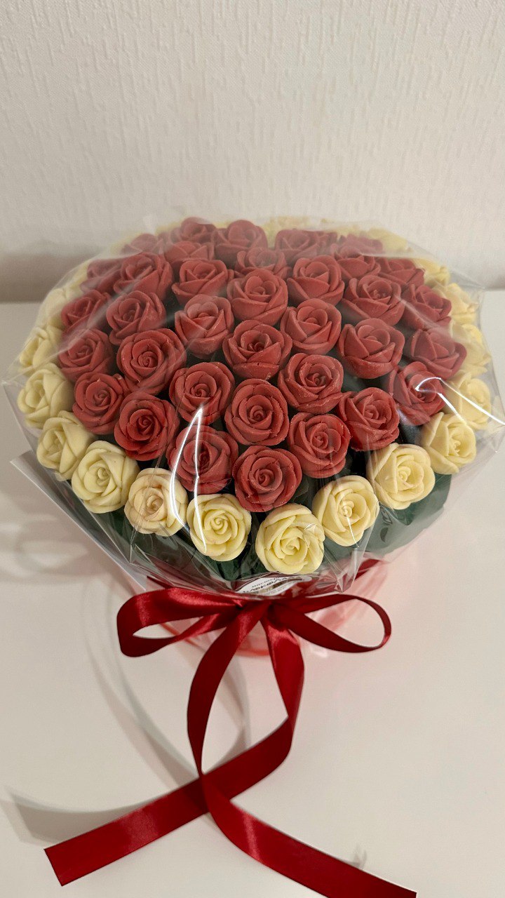 Шоколадные розы в шляпной коробке сердце 67 шт.