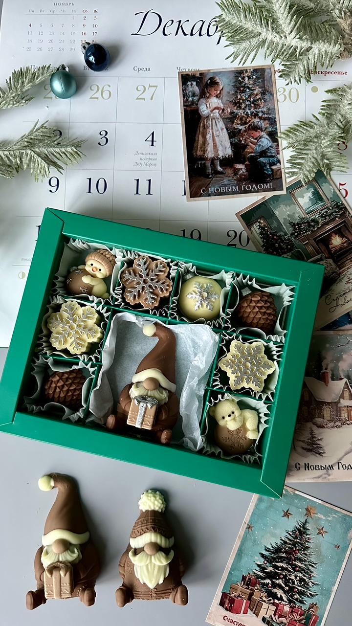 Новогодняя коробка на 12 ячеек