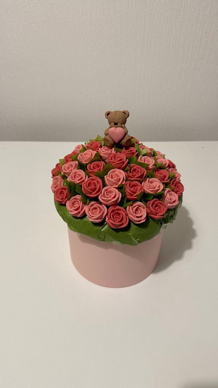 Шоколадные розы в шляпной коробке 45 шт. с мишкой