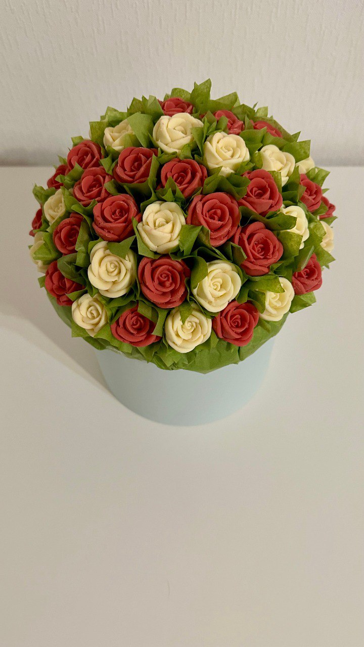 Шоколадные розы в шляпной коробке 55 шт.