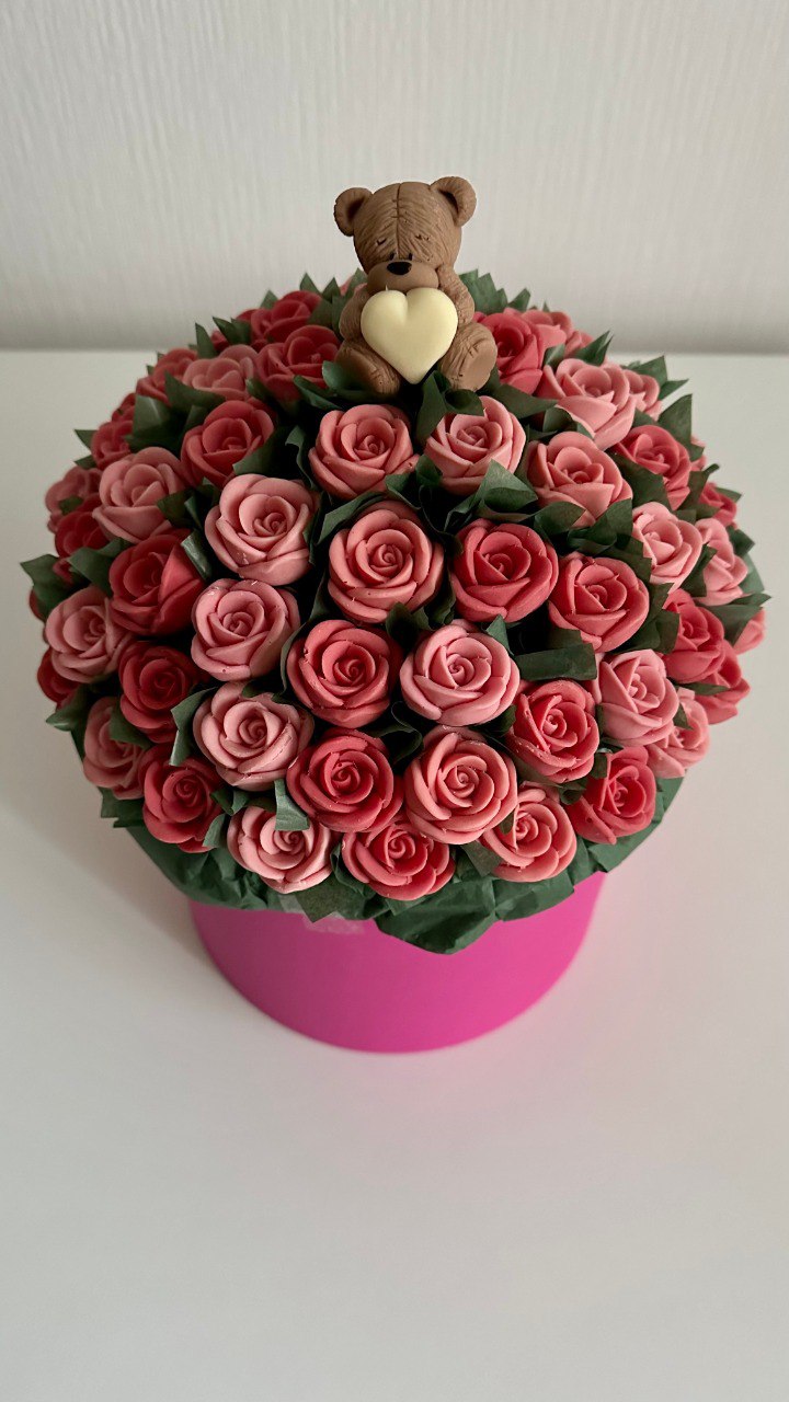 Шоколадные розы в шляпной коробке 75 шт. с мишкой