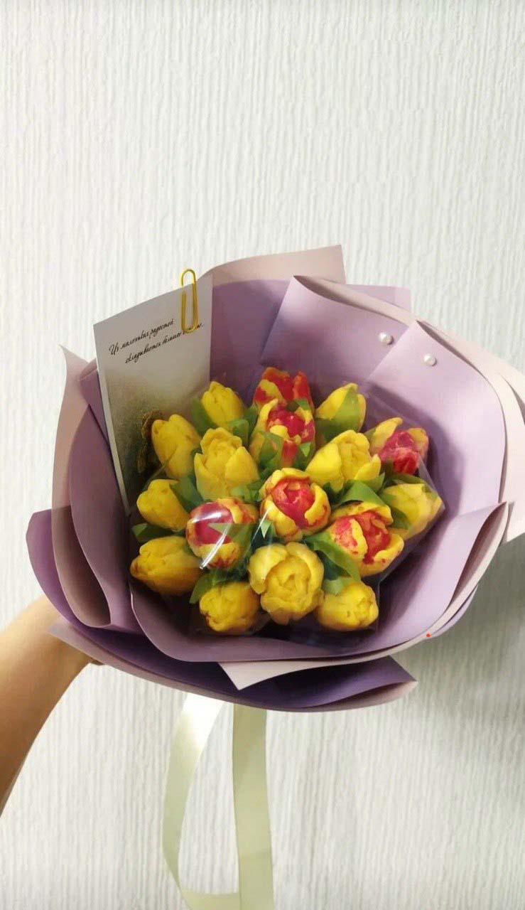 Шоколадные тюльпаны в букете 17 шт. с мишкой